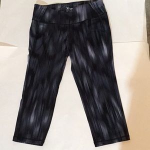 Old Navy Active 3/4 length/capri exercise/workout pants, print, Medium